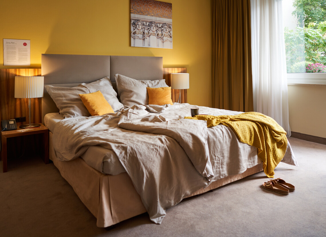 Ein Doppelbett im Doppelzimmer des Hotel Henriette