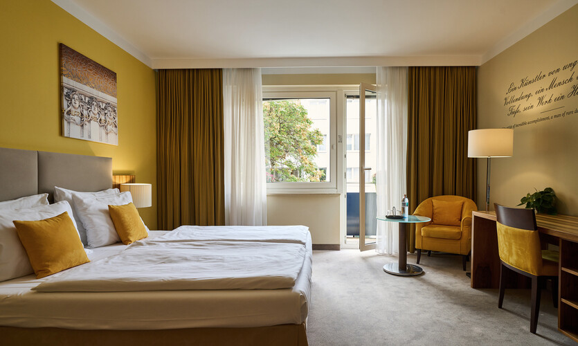 Spacious double room with balcony at the Henriette business hotel in Vienna
