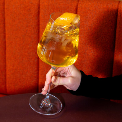 Ein Glas Vermouth-Spritz in der Bar des Hotel Henriette.