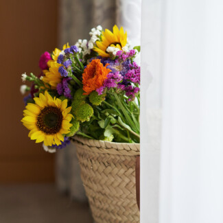 Blumenstrauß in geflochtenem Korb im Hotel Henriette in Wien