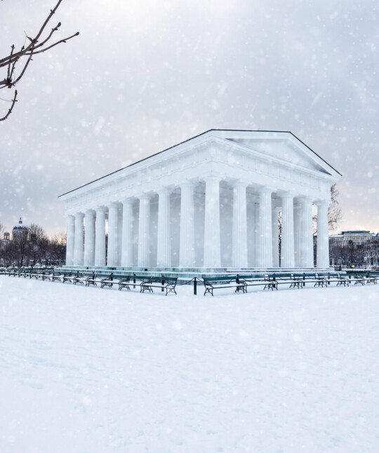 Der schneeweiße, schneebedeckte Theseustempel im Volksgarten im winterlichen Wien