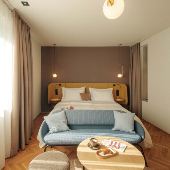 Spacious room with a double bed and balcony in the Henriette Stadthotel, your hotel near the Messe Wien Exhibition & Congress Center.