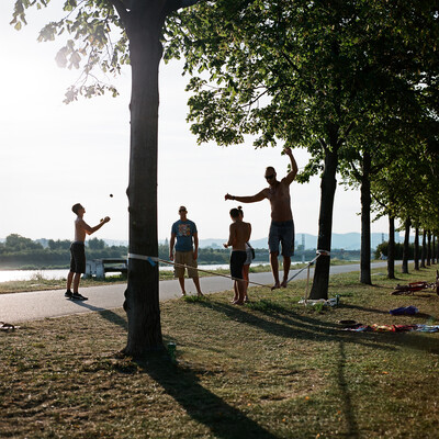 Slackliner im Sommer auf der Donauinsel in Wien