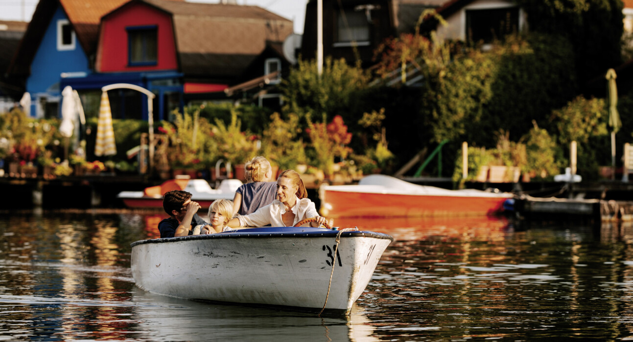Den Sommer in Wien in vollen Zügen genießen: Gloriette im Schlosspark von Schloss Schönbrunn in Wien