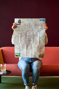Una donna studia una mappa della città di Vienna.