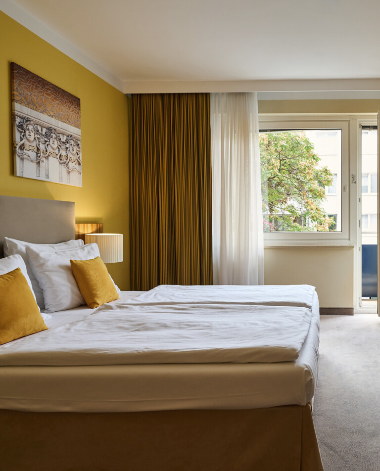 Superior double room with king size bed and balcony at hotel Henriette in the center of Vienna.