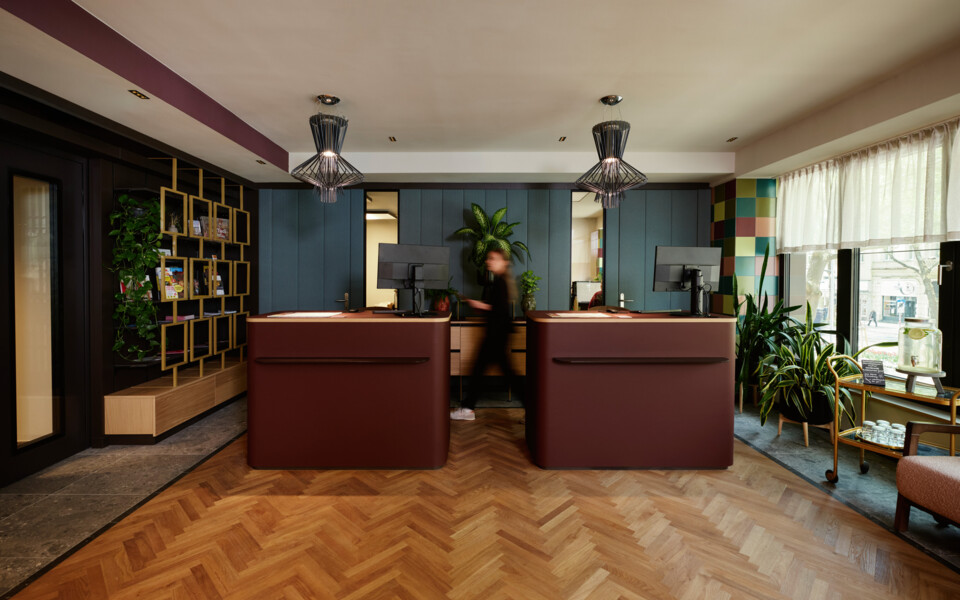Die Rezeption im Henriette Stadthotel, ebenfalls nach Cradle to Cradle-Prinzipien gestaltet.
