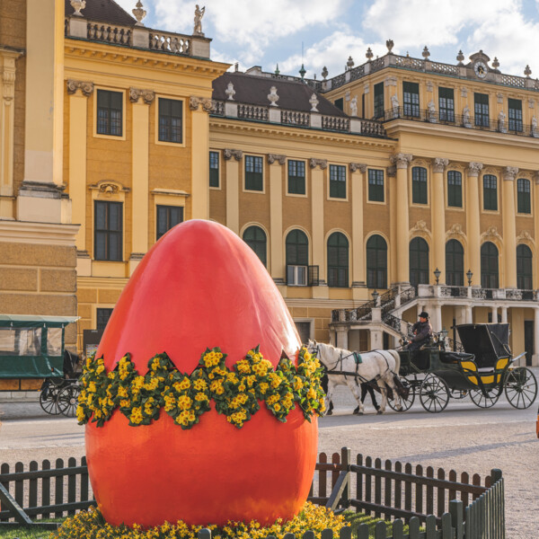 Mercatino di Pasqua davanti al Castello di Schönbrunn a Vienna.