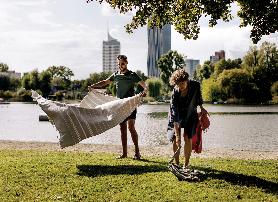 Pärchen auf der Donauinsel in Wien bei einem Picknick.