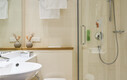 Badezimmer mit Dusche im Henriette Stadthotel in Wien.