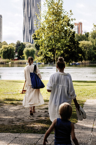 2 Damen mit Kind auf der Donauinsel in Wien, nahe dem Henriette Stadthotel.