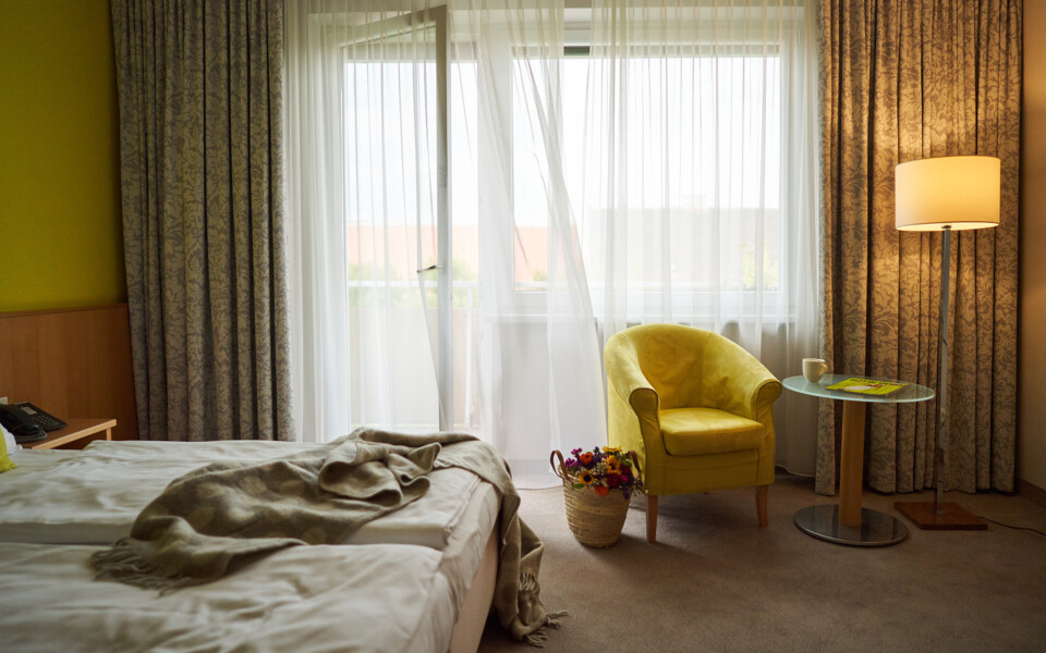 Single room with tree-lined views at the boutique hotel Henriette in Vienna.