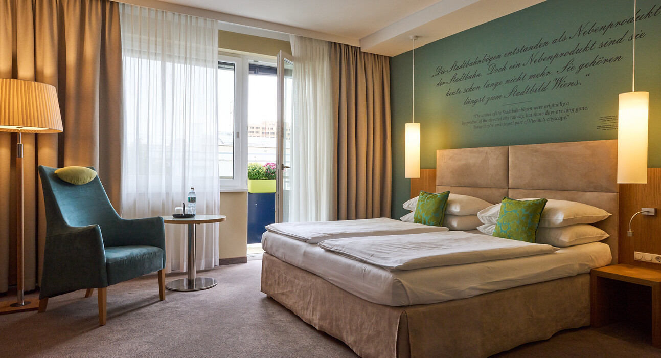Großzügiges Superior Doppelzimmer mit Balkon und Sitzgelegenheit im Hotel Henriette in Wien.