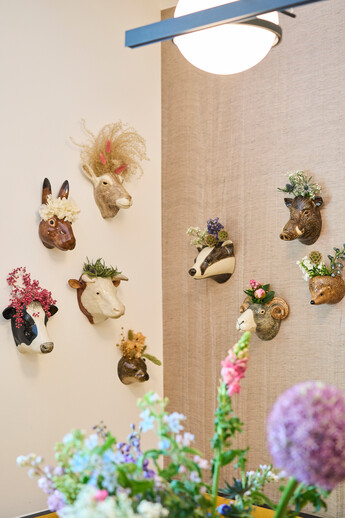 Wanddekoration mit Blumen im 4 Sterne Boutique Hotel Henriette in Wien