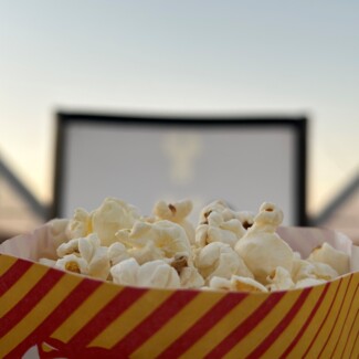 Popcorn vor der Kinoleinwand eines Sommerkinos in Wien