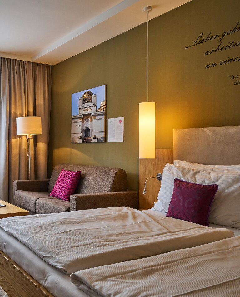 King Size Bett und Sofas im Familienzimmer im 4-Sterne Hotel Henriette im Zentrum von Wien.