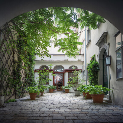 Romantic courtyard in Vienna - discover it now with Hotel Henriette