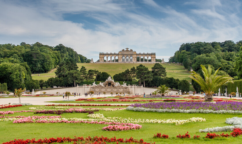 Enjoy springtime Vienna with a 13% winter BYE-BYE bonus: the Gloriette at Schönbrunn Palace in the fresh green palace park