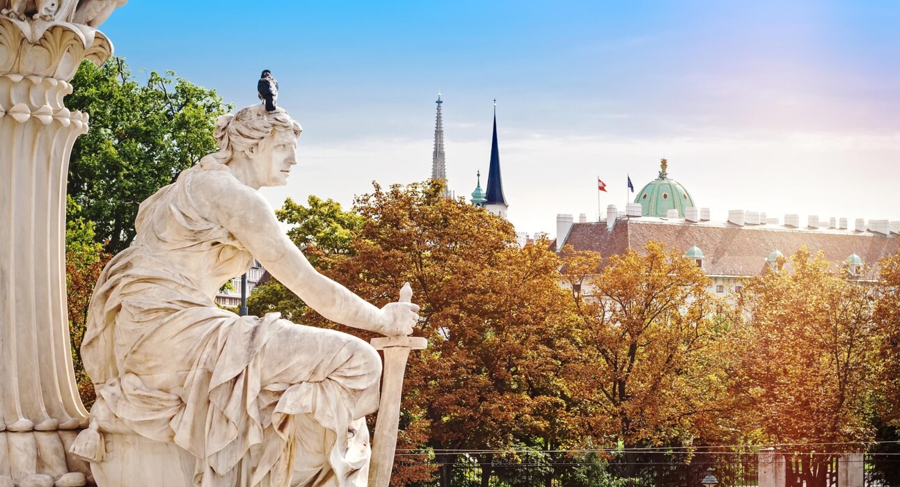 Paar in einer Riesenrad-Gondel beim Wien von oben Entdecken.