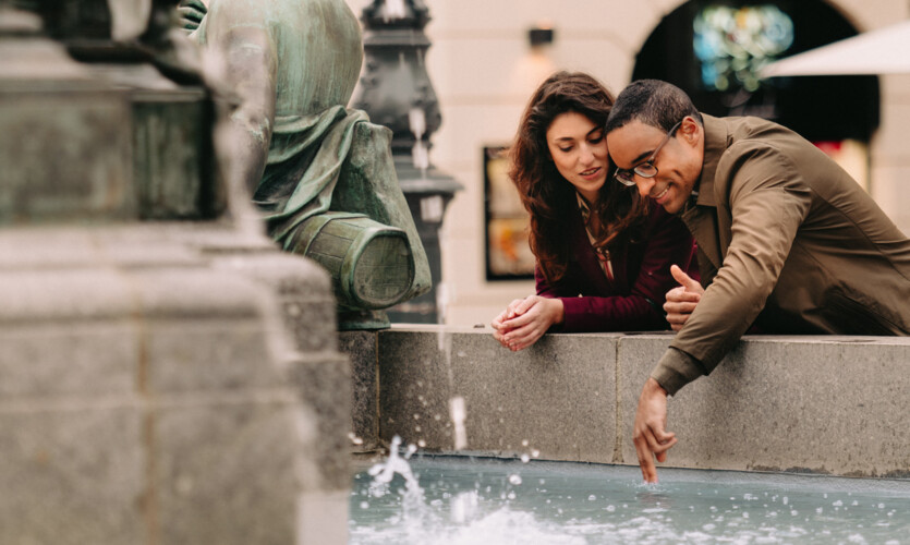 Couple at the Donner Fountain on Neuer Markt in Vienna: Beat the autumn blues with a 13% November bonus