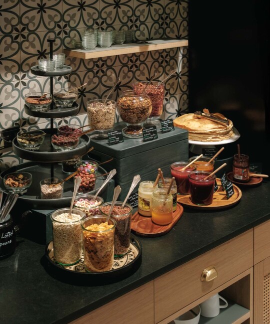 Selbstgemachter Palatschinken mit frischem Obst im Henriette Stadthotel in Wien.