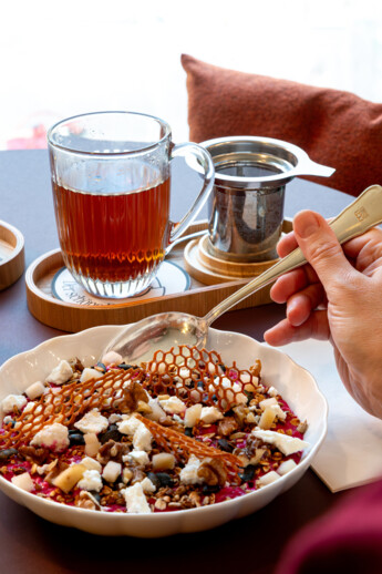 Wärmende, saisonale Porridges - eine Spezialität des Cafés Der schöne Ernst im Henriette Stadthotel in Wien.