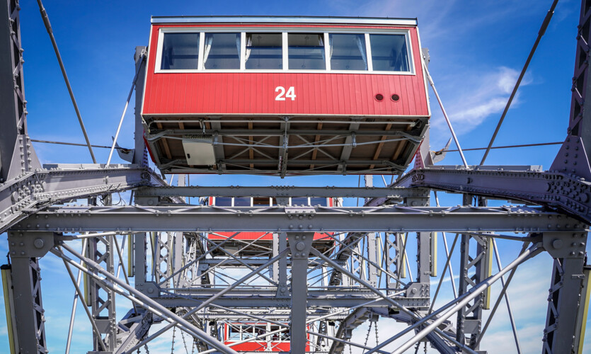 Die legendären roten Gondeln des Riesenrads in Wien.