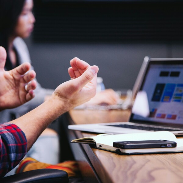 Logo der Café-Bar "Der schöne Ernst" des Henriette Stadthotel Vienna.