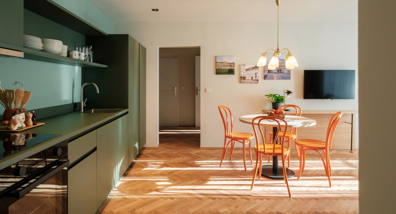 Wohn-Essbereich eines Henriette Longstay Circular Living Superior Apartments mit Balkon in Wien.