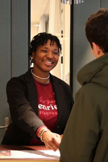 Rising Star als Gästebegeisterer empfängt einen Gast im Hotel Henriette in Wien.