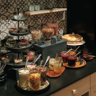 Gedeckter Tisch mit Frühstück im Hotel Henriette, nahe dem Messezentrum in Wien.