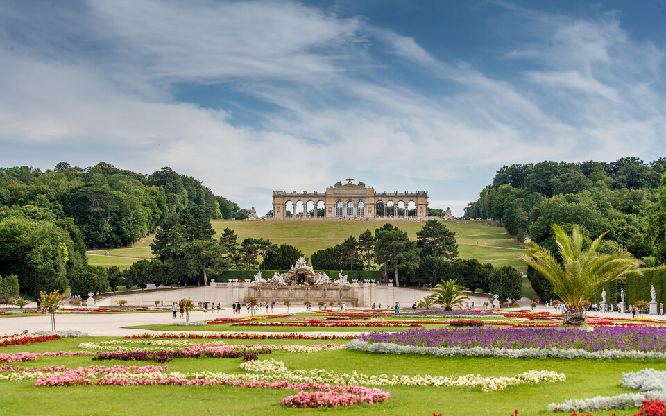 Enjoy springtime Vienna with a 13% winter BYE-BYE bonus: the Gloriette at Schönbrunn Palace in the fresh green palace park