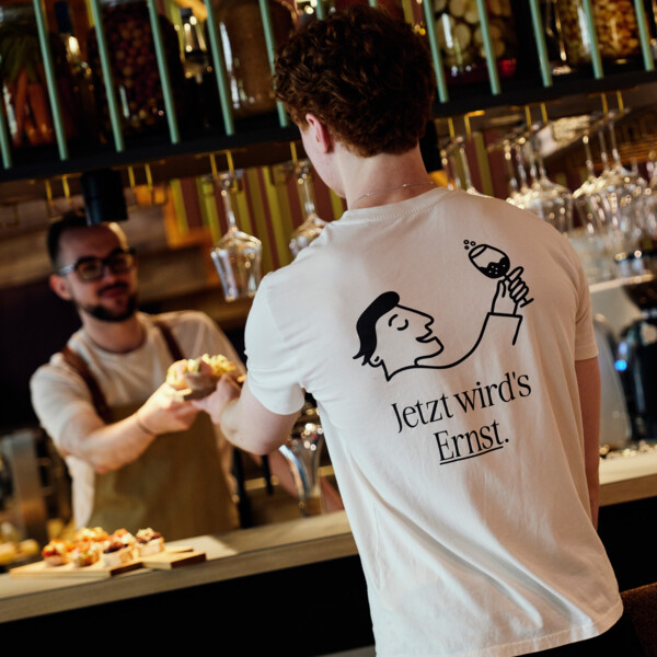 Genussbringer mit T-Shirt "Jetzt wird's Ernst" - Genuss wird im schönen Ernst wahrlich ernst genommen!