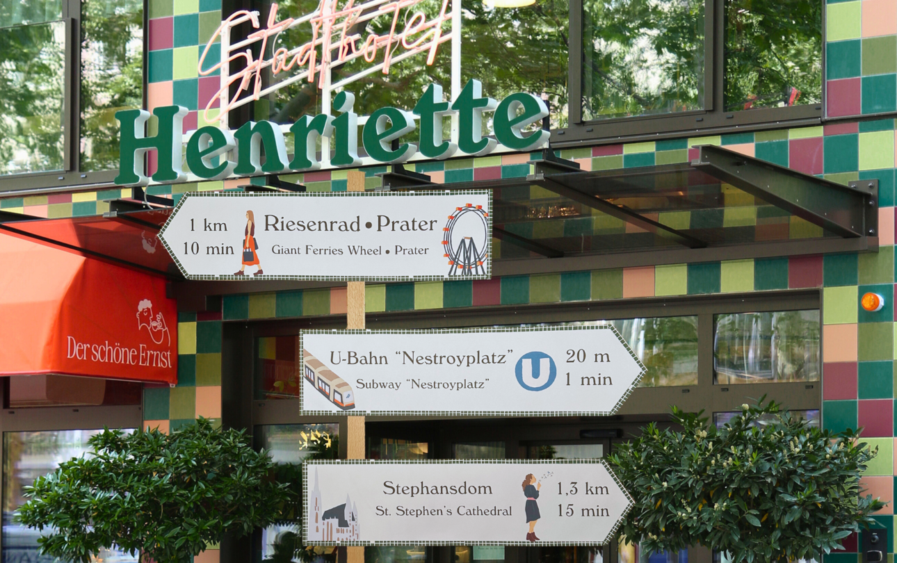 Ingresso dell’Henriette Stadthotel Vienna vicino al Prater, con insegna e cartelli per metro Nestroyplatz e Cattedrale di Santo Stefano.