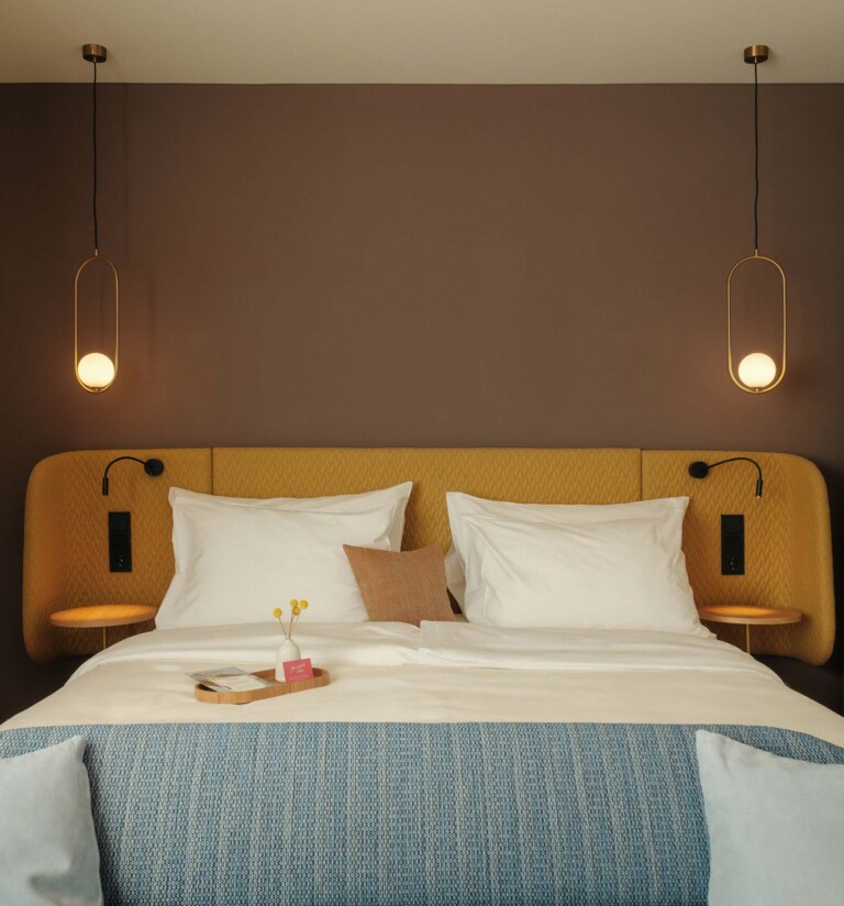 Kuscheliges Doppelbett in einem Circular Living Zimmer im Hotel Henriette in Wien.