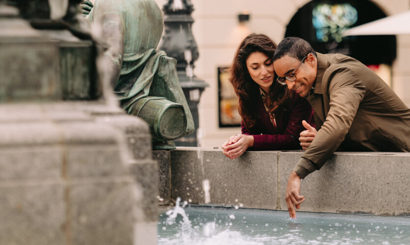 Pärchen beim Donnerbrunnen am Neuen Markt in Wien: Mit 13% November-Bonus gegen den Herbst-Blues
