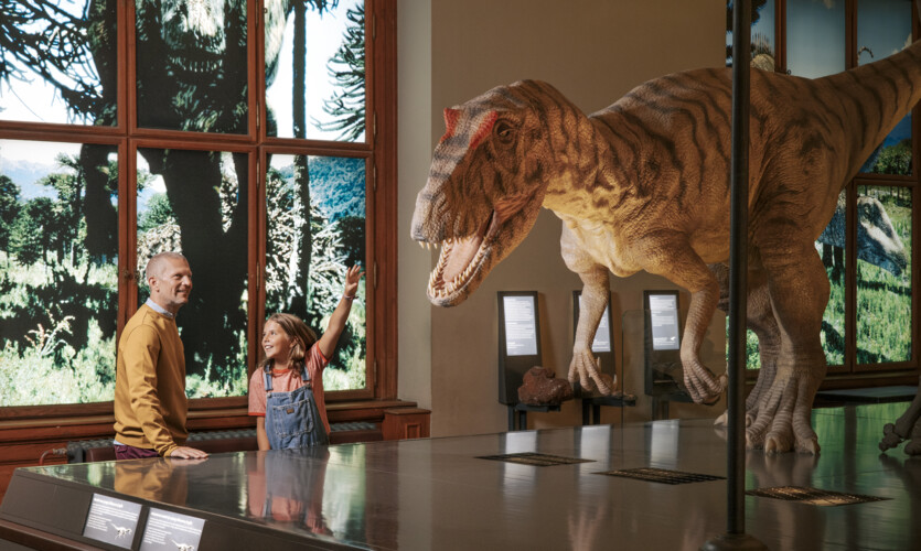 Vater und Tochter beim Besuch im Museum